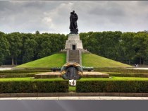 Изложение по тексту Ф.Шахмагонова о памятнике воину-освободителю в Трептов-парке в Берлине